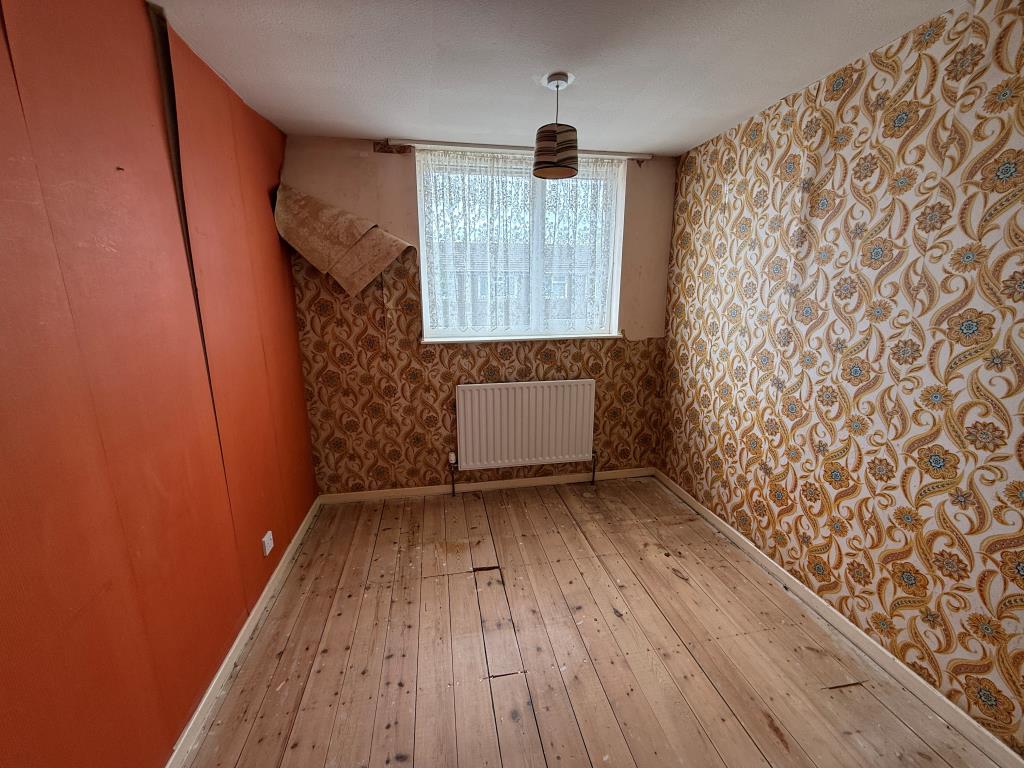 Lot: 81 - END-TERRACE HOUSE OF NON-TRADITIONAL CONSTRUCTION - Bedroom three